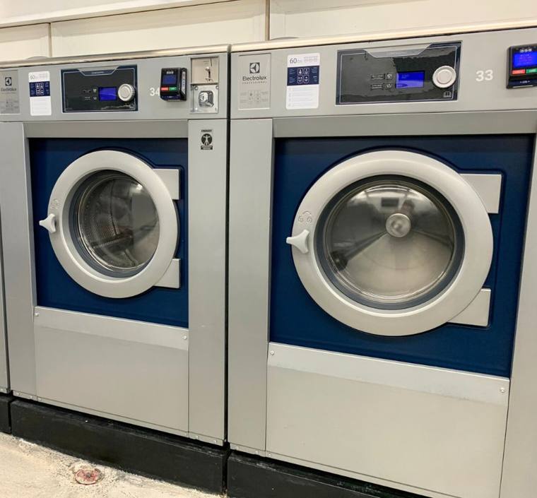 Community Laundromat — self-service washers and dryers at 3701 W Lawrence Ave in Albany Park, Chicago