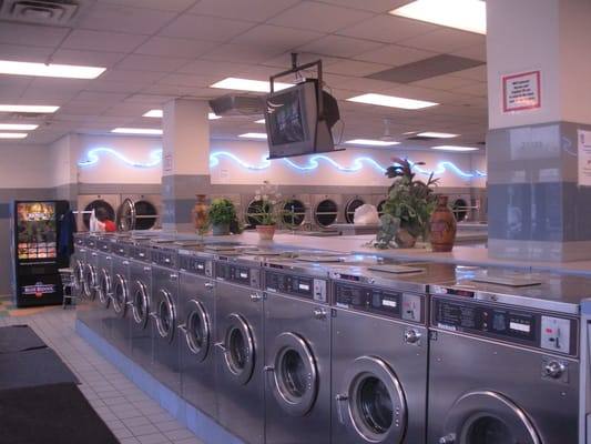 Mighty Clean Laundry — self-service washers and dryers at 2128 N Western Ave in Bucktown, Chicago