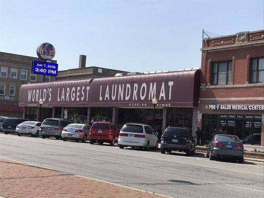 Image Laundromat — self-service washers and dryers at 1101 W Berwyn Ave in Edgewater, Chicago