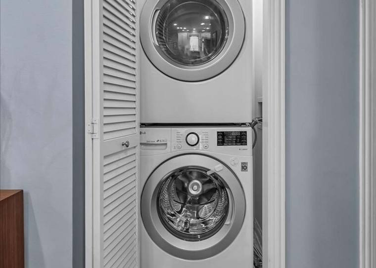 M&M Laundry — self-service washers and dryers at 4937 N Damen Ave in Edgewater, Chicago