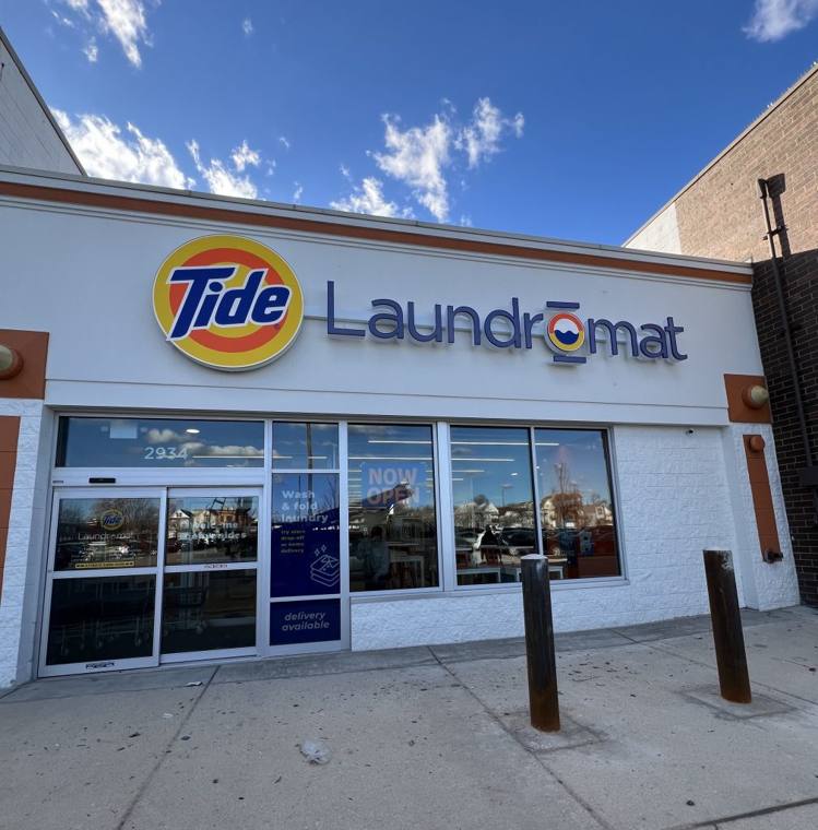 Lakeview Valet Shop — attended drop-off laundry counter at 2626 N Lakeview Ave in Lincoln Park, Chicago