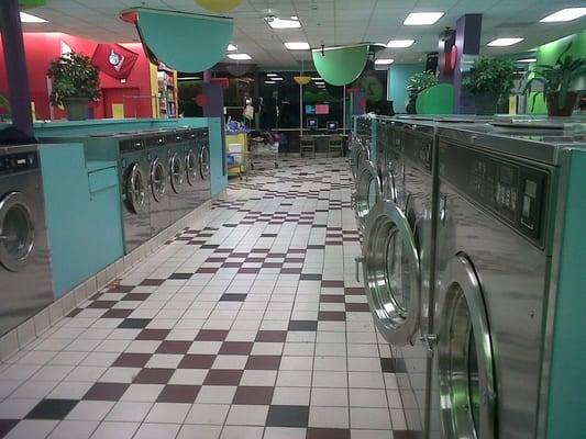 Bubbleland — self-service washers and dryers at 2249 N Milwaukee Ave in Logan Square, Chicago
