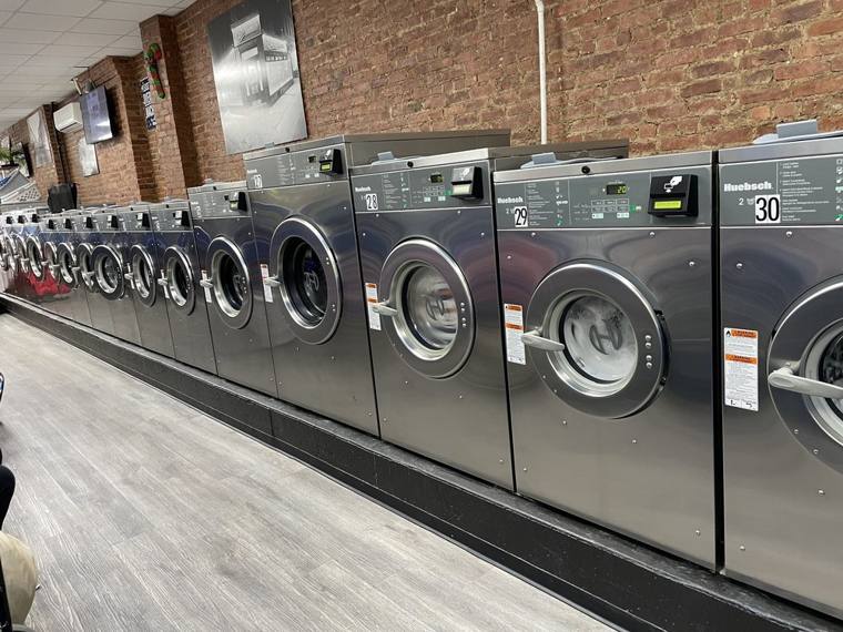Bubble Express — self-service washers and dryers at 1600 W Pratt Blvd in Rogers Park, Chicago