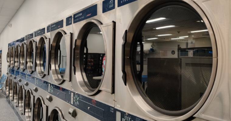 Royal Coin Laundry — self-service washers and dryers at 4511 N Sheridan Rd in Uptown, Chicago